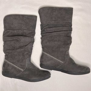 🩶St. John's Bay Women’s Size 8 Charcoal Gray Synthetic Slouch Boots.